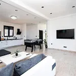 Apartamento Awesome Apartment In Brodarica With Sauna